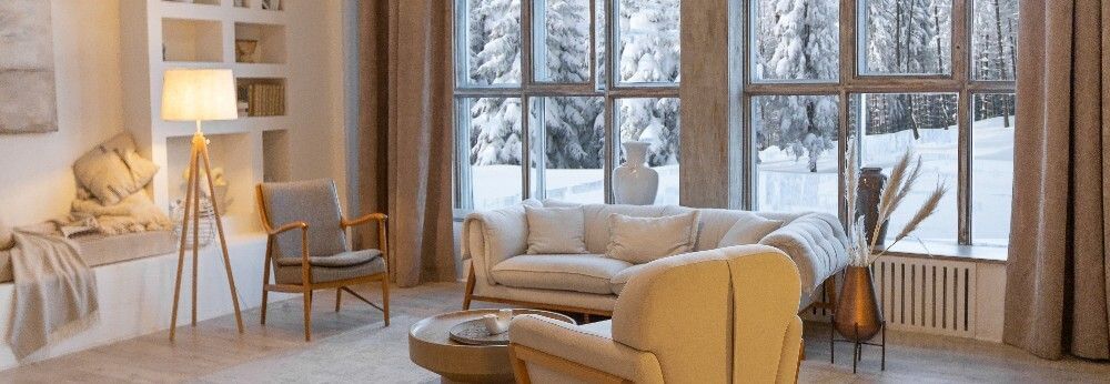 Ein Gartenhaus aus Holz im Rohbau